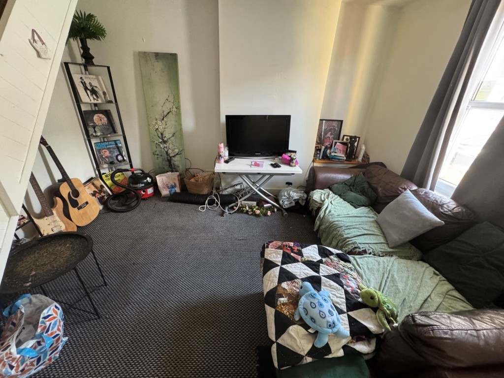 Lot: 117 - FREEHOLD RESIDENTIAL INVESTMENT - Living room